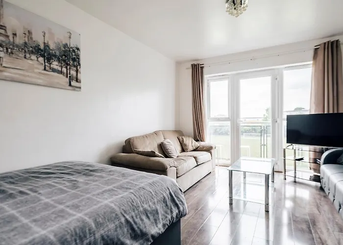 Lloyd St Apartment