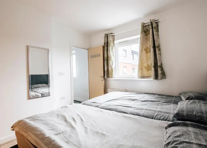 Lloyd St Apartment