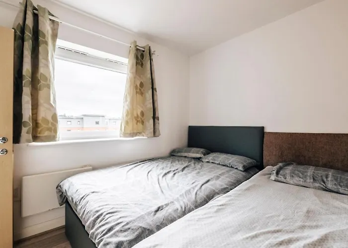 Lloyd St Apartment