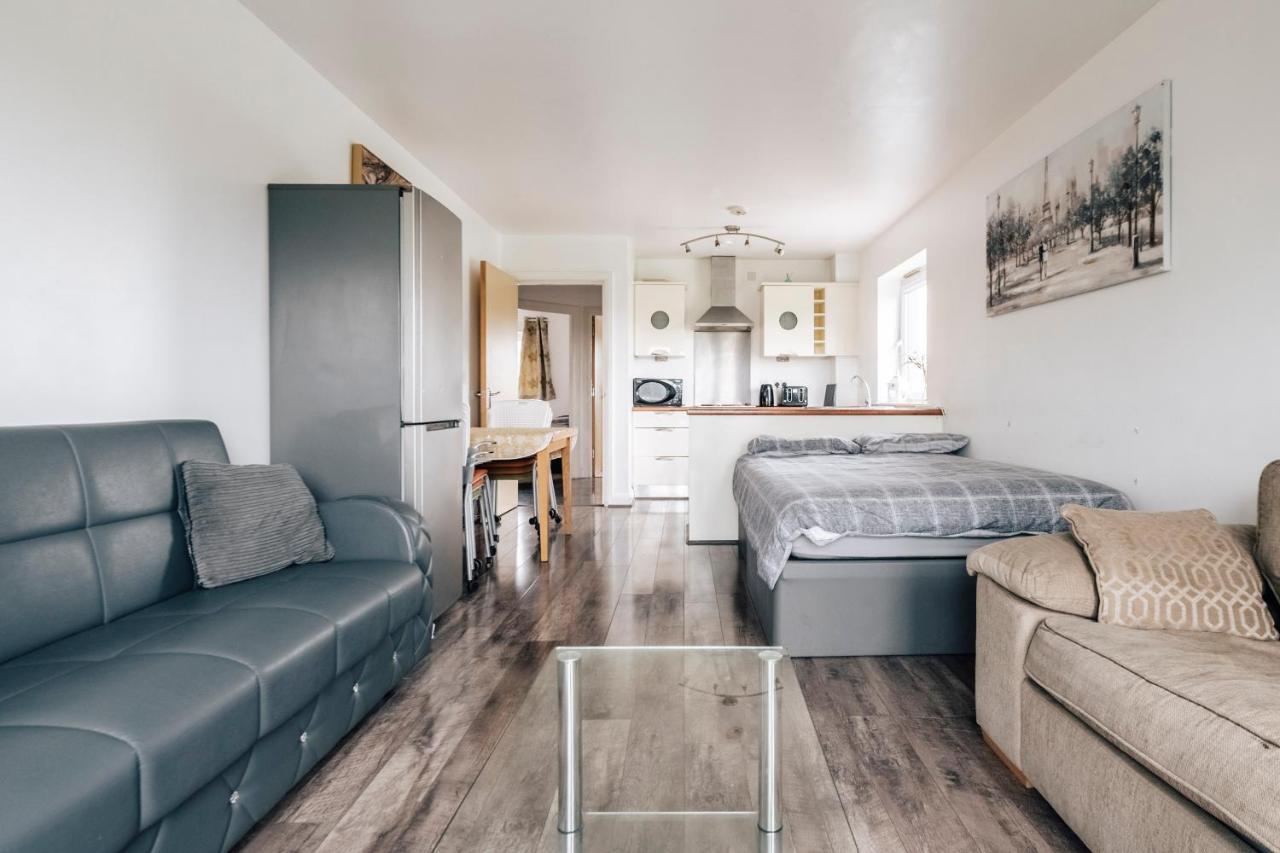 Lloyd St Apartment *