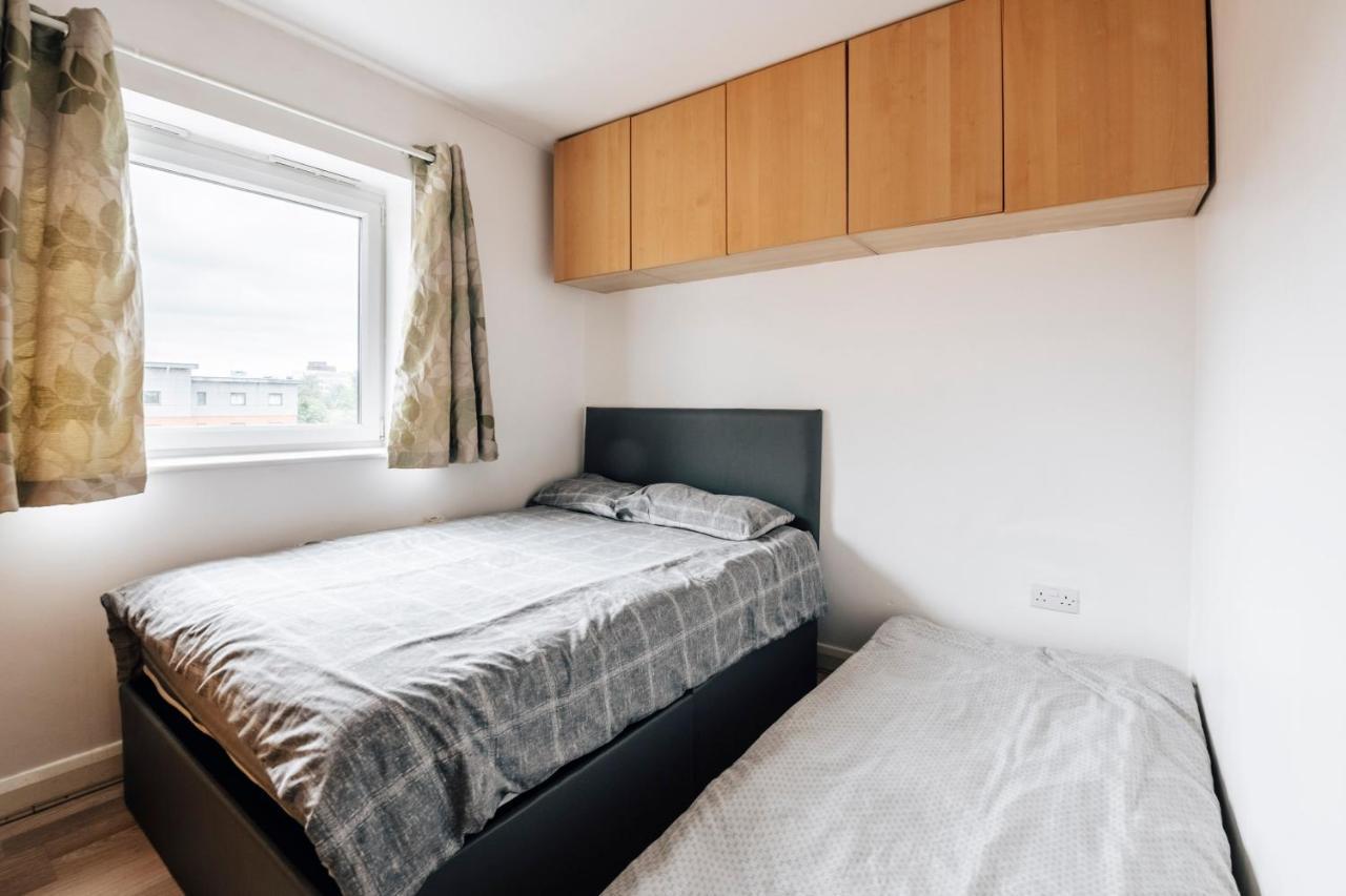 Lloyd St Apartment *