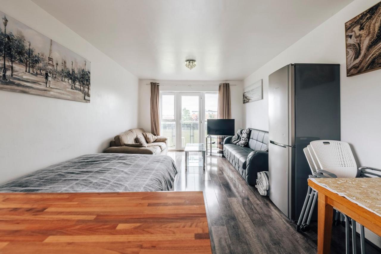 Lloyd St Apartment