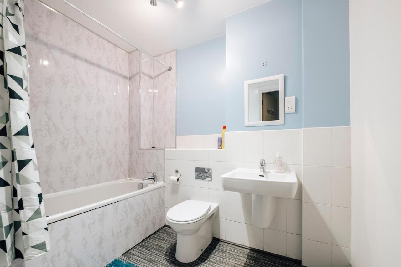 Lloyd St Apartment